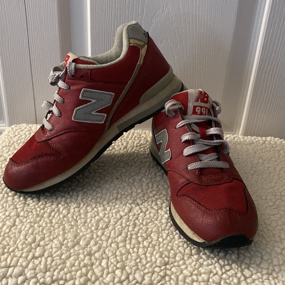 Red New Balance 996 (Size 5)